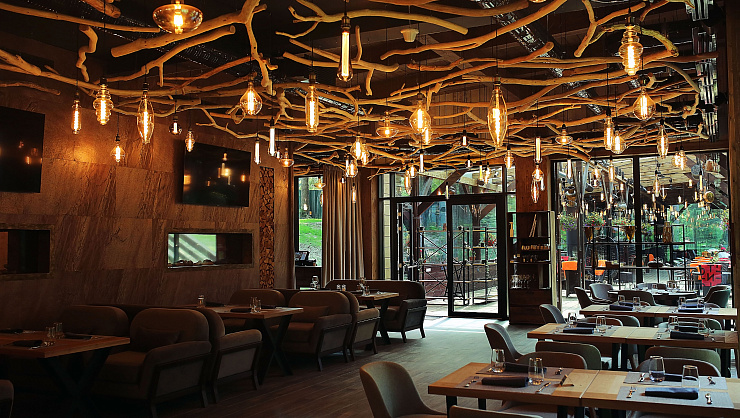 Загородный ресторан в Охта Парк, соединивший в себе панорамный ресторан на берегу лесной реки с открытым пирсом и кулинарную студию с террасой с видом на парк и фонтан.