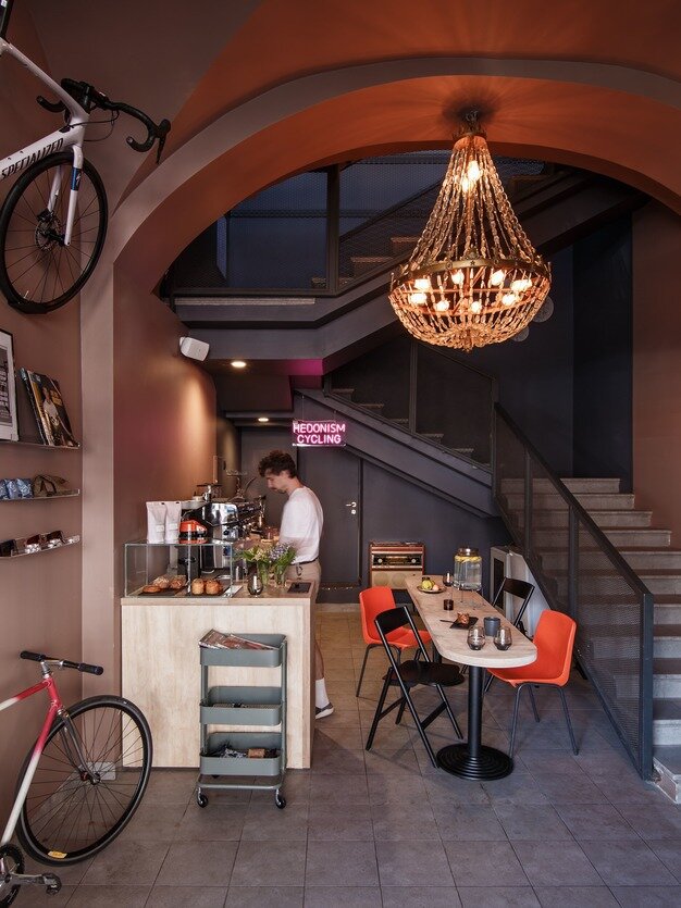 Компактная кофейня от одноимённого велопроекта на первом этаже ресторана Merula с выпечкой от подписных изданий!